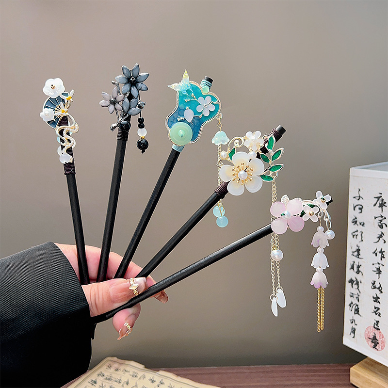 Jewelry Making With Beads - กิ๊บติดผมพู่ห้อยแบบคลาสสิก สีดำ ทำจากไม้ประดับดอกไม้และมุก เครื่องประดับผมสไตล์จีนฮั่นฝู แบบย้อนยุค สำหรับเจ้าสาว
